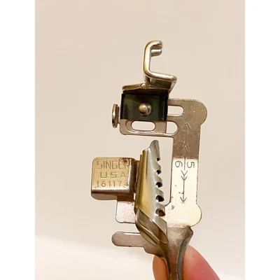 Accesorio de pieza de pie multi-carpeta de vástago inclinado Singer 161174 de colección Foto 1 de 2
