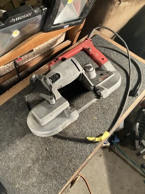 Sierra de cinta con cable Milwaukee Foto 1 de 4