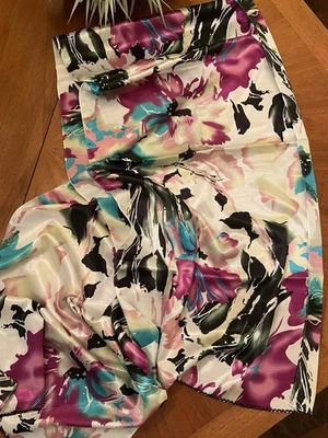 Bufanda/envoltura floral grande con cuentas negras  Foto 1 de 3