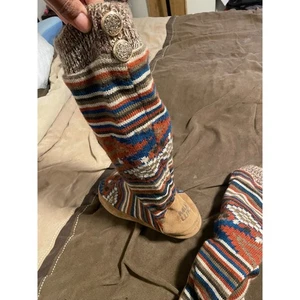 Muk Luks Stiefelsocke gemusterte Hausschuhe Gr. 6,5 - Bild 1 von 8