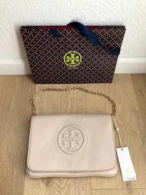 全新带标签 TORY BURCH 浅橡木裸色米色粉色 BOMBE 可转换夹,皮革钱包 — 第 1/4 张图片