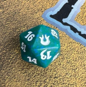 Magic the Gathering Born of the Gods D20 Spindown Life Counter Die - Verde/Blanco - Imagen 1 de 1
