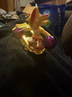 Paquete Sonic - Figura Super Sombra en Estatua Dorada + 2 Figuras Super Sonic Foto 1 de 4