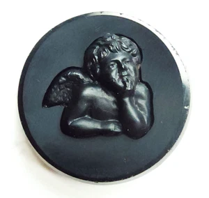 Cupido pensativo ~ Antiguo botón de imagen de vidrio negro con acabado satinado ~ casi 1-1/16" - Imagen 1 de 6