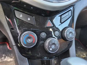 Temperature Control Dash Mounted ID 84335792 Fits 18-20 SUBURBAN 1500 8849797 - Picture 1 of 12