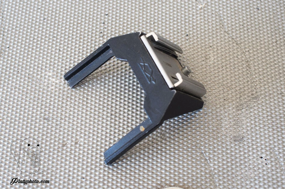 ZENIT E SOCKET CLOG FLASH HOT SHOE - Image 1 of 1