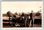 Photographie militaire instantané photo canon artillerie homme posant