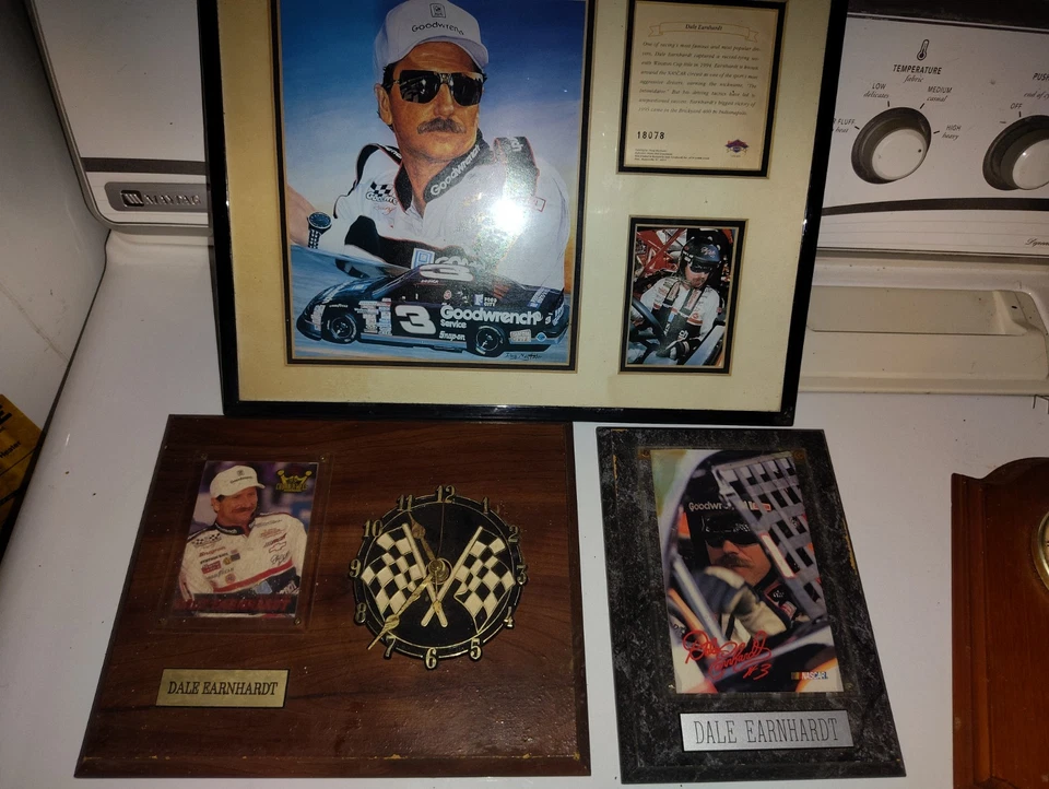 Colección de placas y recuerdos enmarcados de carreras de Dale Earnhardt Foto 1 de 1