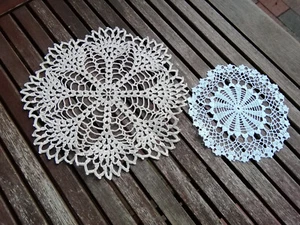 Wunderbare Vintage Spitzen Tischdecke Deckchen weiß beige Handarbeit 28 & 17 cm - Bild 1 von 2