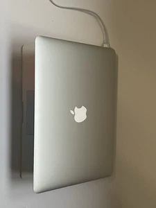 Apple mac book air 13" - Picture 1 of 2
