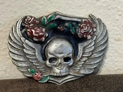 De colección Siskiyou 1988 Calaveras y Rosas Born To Raise Hell Esmalte Peltre Hebilla de Cinturón Foto 1 de 4