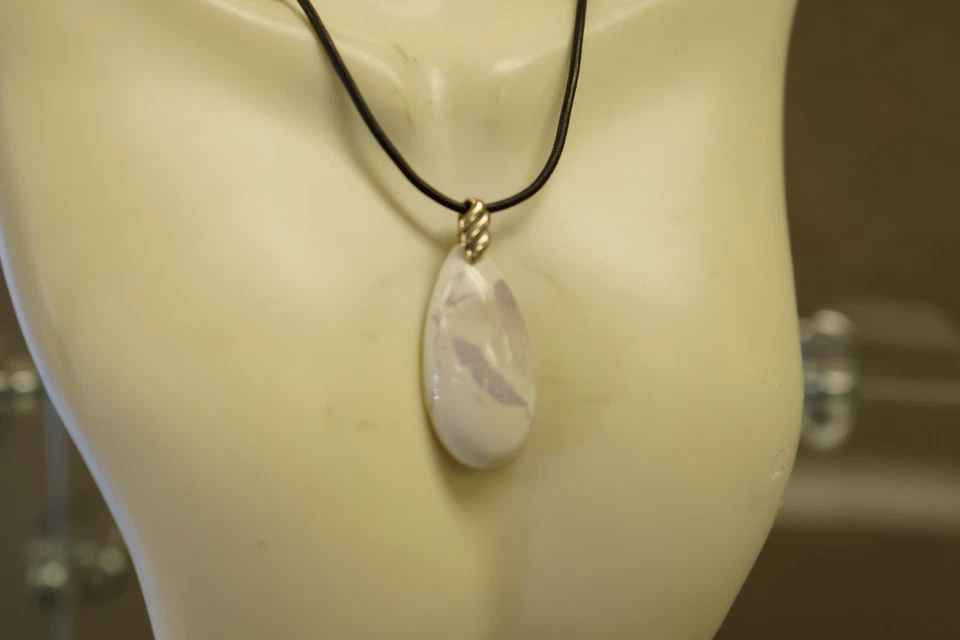 Colgante de jaspe jacinto sobre cordón de cuero Foto 1 de 1