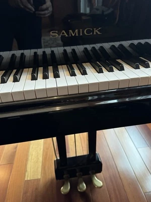 Piano de cola bebé ébano pulido Samick SIG 50. Foto 1 de 4