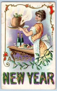 1910 FROHES NEUES JAHR SEKTFLASCHEN FRAU SCHÜRZE SERVIERT PFLAUMENPUDDING POSTKARTE - Bild 1 von 2