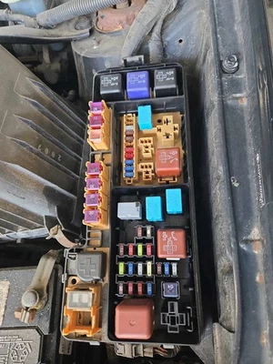 Caja de fusibles motor TOYOTA HIGHLANDER 04 05 06 07 Foto 1 de 4