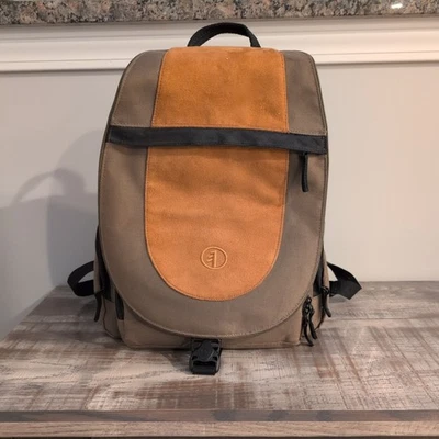 Mochila para cámara Tamrac verde oliva tostado marrón hebilla compartimento a presión divisores  Foto 1 de 4