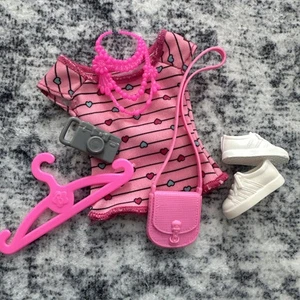 Rosa Corazón Top Blanco Zapatos Cartera Cámara Barbie Muñeca Ropa Accesorios Lote - Imagen 1 de 6