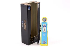 1:18 Road Signature Gas Pompa Gas Pump Oldsmobile Servizio Blu/Giallo - Foto 1 di 2