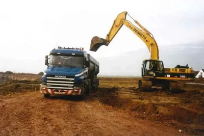 TEKNO 86534 SCANIA R TORPEDO 144 TRACTOR 4X2 + SEMI-REMORCHIO BENNA DEMETS MINT - Immagine 1 di 4