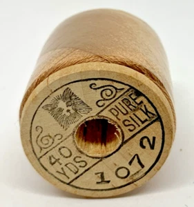 Vintage 20er Jahre Seide Stopffaden Schweißen Corticelli Neu aus altem Lagerbestand Antik Messing #1072 40 Yard - Bild 1 von 7