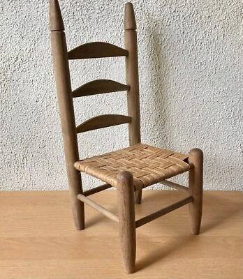 Silla infantil vintage de madera con respaldo recto con asiento tejido Foto 1 de 4