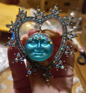 Happy MOONFACE BROOCH Snowflake DANGLE HEART Sparkly Glam VINTAGE STYLE - Picture 1 of 24