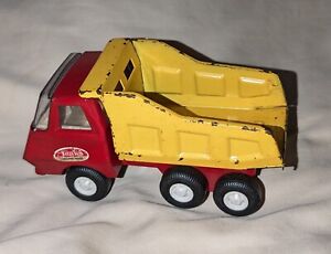 Petit camion à benne basculante vintage Tonka en acier pressé rouge jaune 55040 60-70s Mini
