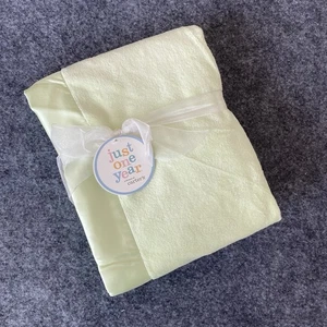 NEU Carters Just One Year Solid Green Babydecke Satin Rückenborte Glatt Uni - Bild 1 von 8