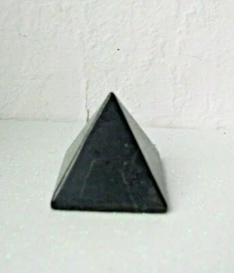 Pyramide, ca. 4cm x 4cm x 4cm, Heilstein, Schungit, Edelstein - Bild 1 von 3