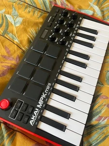 Akai MPK Mini MK3 25-Key USB MIDI Keyboard Controller with 8 Assignable Backlit - Picture 1 of 3