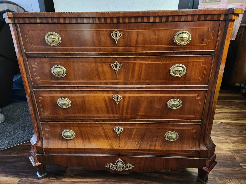 Cômoda de mogno Edwards and Roberts Regency (do estado de Lord Richard Acton) - Imagem 1 de 4