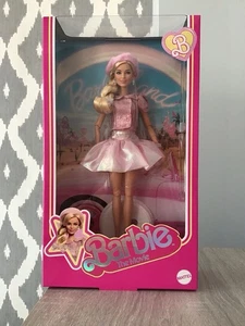 Nuovo 2025-Barbie Signature-Barbie The Movie Pink Puffy Dress Barbie Doll - JBJ53 - Foto 1 di 5