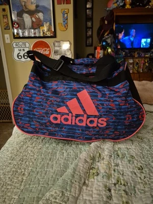 Bolsa de viagem Adidas camuflada rosa azul roxa pequena bolsa de ginástica 18 x 11 x 9 - Imagem 1 de 4