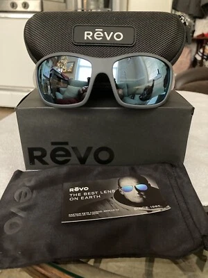 NUEVO Gafas de sol Revo FINLEY G pulido cuerno azul VIDRIO POLARIZADO gris 1176 05 SG50 Foto 1 de 3
