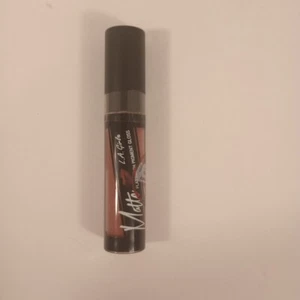 Brillo labial pigmentado acabado plano mate LA Girl GLG833 flor 0,17 oz. Cosméticos - Imagen 1 de 2