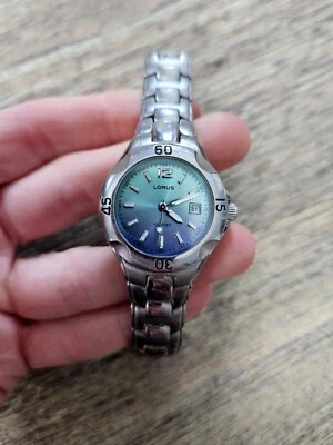 Reloj Lorus Mujer Tono Plateado Azul Esfera Ombre Fecha LR0666 Foto 1 de 4