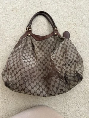 Bolsa de ombro Gucci grande de lona Sukey  - Imagem 1 de 3