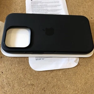 Genuine Apple iPhone 15 Pro Silicone Case MagSafe Cover Black A3125 MT1A3ZM/A - Picture 1 of 10