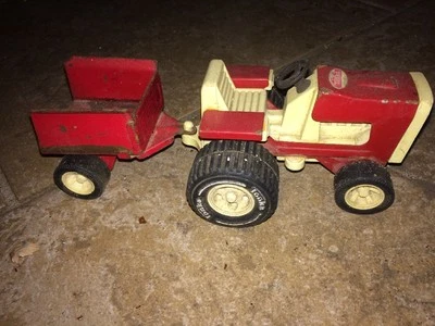 Mini tractor de césped Tonka de colección con remolque/carro adjunto rojo y blanco Foto 1 de 4