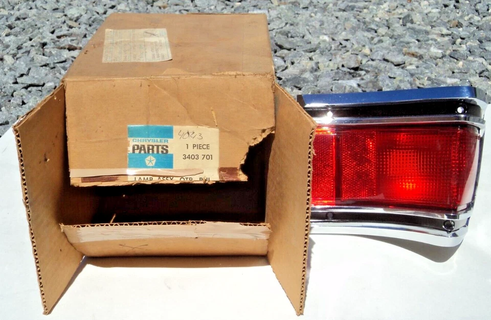 Conjunto de parada trasera y señal izquierda NOS para Dodge Polara 1971 y Monaco Wagon Foto 1 de 1