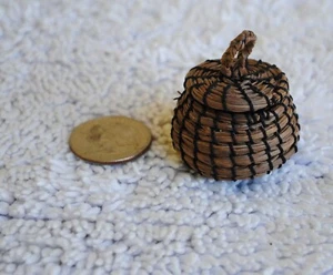Vintage Seminole Coushatta Mini Cestino Aghi Rotondo Tessuto Pino con Coperchio - Foto 1 di 10