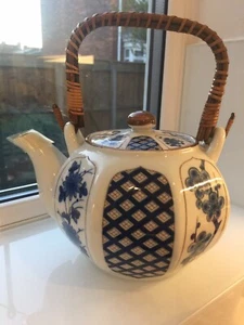 Vintage Porcelain Oriental White and Blue Tea Pot 1,25 with Wicker handle in vgc - Picture 1 of 12