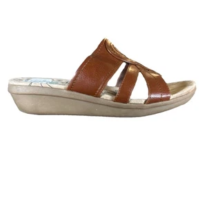 BARETRAPS Sandals Women Sz 7.5 W Findie Brown Slide On Low Wedge Faux Leather - Picture 1 of 7