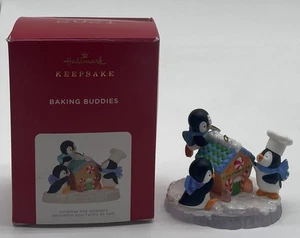 Hallmark 2021 Baking Buddies Pinguini Giocosi Casa Pan di Zenzero Gumdrop Ornamento - Foto 1 di 3