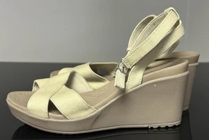 Sandali donna Crocs Leigh II incrociati alla caviglia zeppa tela beige taglia 7 - Foto 1 di 10