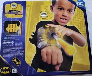 Batman Ultimate Gauntlet Launcher with Lights & Sounds DC Comics - Picture 1 of 7