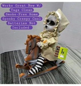 Spukpuppe rot LED Schaukelpferd Mädchen Puppe Halloween Requisite singend animiert - Bild 1 von 9