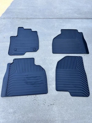 Alfombrillas GMC doble cabina primera y segunda fila premium para todo tipo de clima en negro azabache Foto 1 de 4