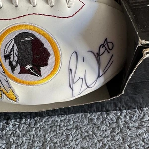 Autogramm Brian Orakpo #98 NFL Washington Redskins Full Size Stat Football Neu im Karton - Bild 1 von 7