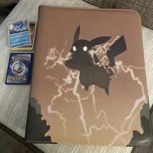 Pokémon Set: Sammelmappe mit Kartenblättern 50 Karten Booster Pks Münzen & Sticker 3D Cha - Bild 1 von 21